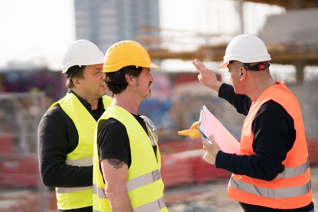 Compañeros de trabajo en el sitio de construcción
