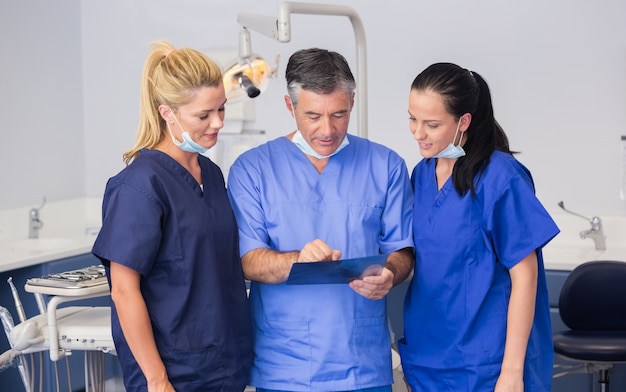 Compañeros de trabajo sonrientes hablando de una radiografía