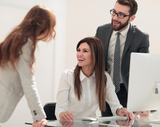 Compañeros de trabajo sonrientes en el lugar de trabajo