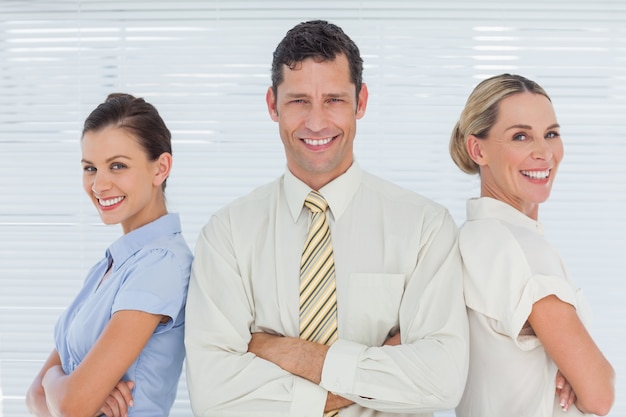 Compañeros de trabajo sonrientes posando juntos