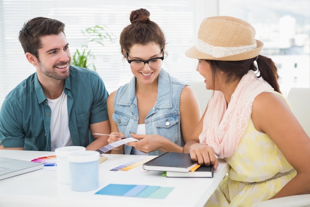 Compañeros de trabajo sonrientes que usan la rueda de color