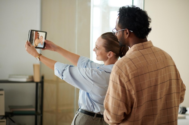 Compañeros de trabajo tomando selfies