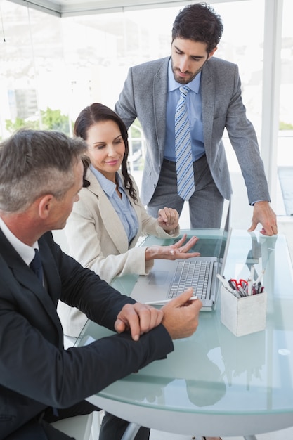 Compañeros de trabajo trabajando duro