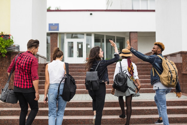 Companheiros de classe a irem para a faculdade.