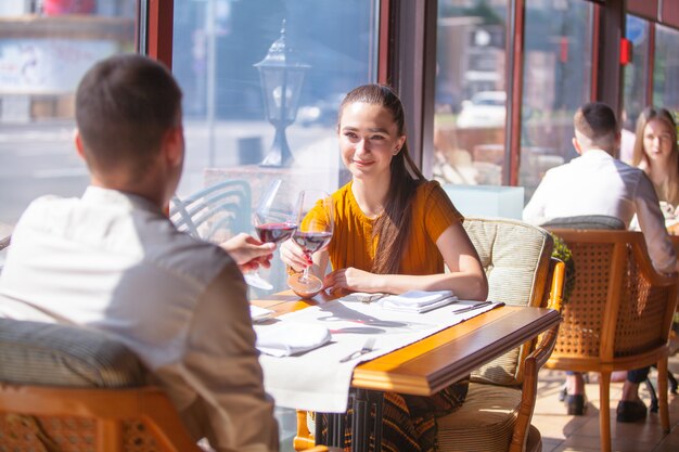 Companhia de amigos comemora reunião em um restaurante.