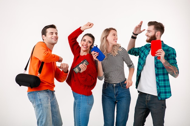 Foto companhia de amigos se divertindo juntos ouvindo música