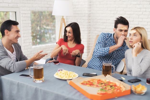 Companhia de jovens joga o jogo com adesivos