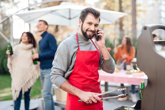 Companhia de pessoas se reuniram para um churrasco.