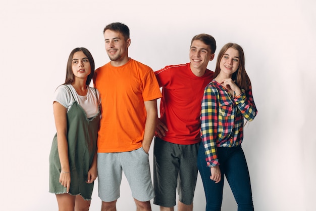 Companhia de quatro jovens homem e mulher em roupas coloridas