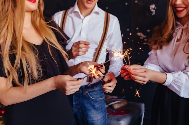 La compañía celebra el año nuevo con luces de Bengala.