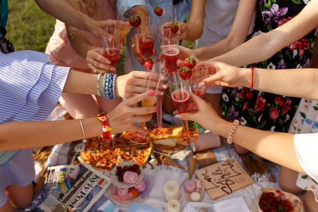 Compañía de chicas aplausos en picnic.