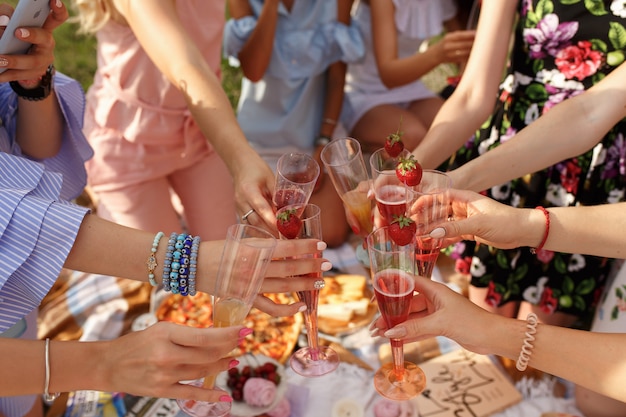 Compañía de chicas aplausos en picnic.