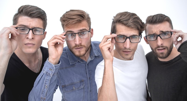 Compañía de hombres de cuatro con gafas.
