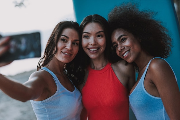 Compañía De Mujeres Jóvenes Haciendo Selfie En La Playa.