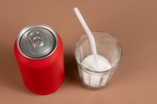 Foto comparação da quantidade de açúcar em uma lata de refrigerante vermelha