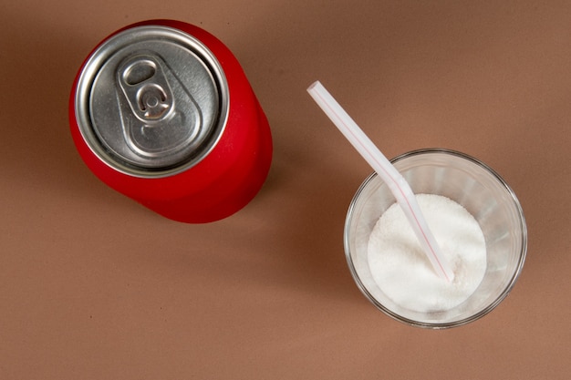 Comparación de la cantidad de azúcar en una lata de refresco