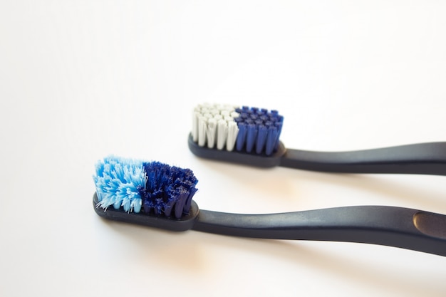 Comparación de dos cepillos de dientes viejos y nuevos.