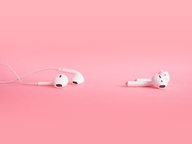 Comparación de dos tipos de auriculares en rosa