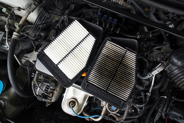 Foto comparación de filtros de aire de automóviles nuevos y viejos que están obstruidos en el compartimiento del motor concepto de servicio de mantenimiento automotriz