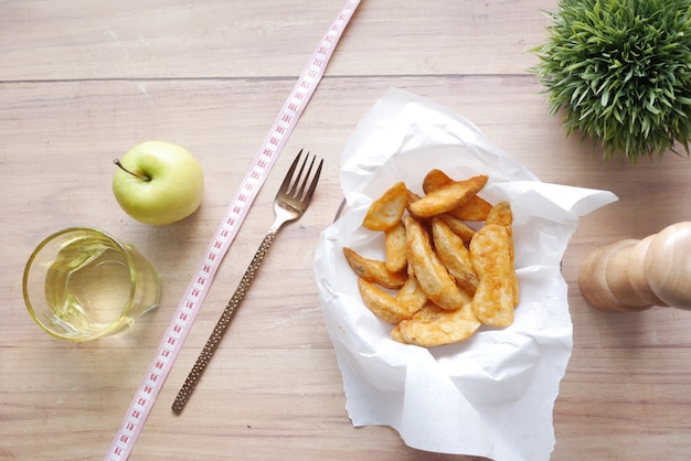 Comparando fatias de maçã e batata comendo o conceito de comida saudável