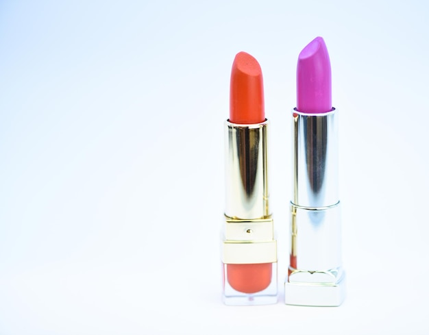 Comparar productos de maquillaje Concepto de cuidado de labios Lápices labiales sobre fondo blanco Lápiz labial de alta calidad Debe tener Tendencia de belleza Maquillaje diario Lápiz labial para maquillaje profesional Elija el color que más le convenga