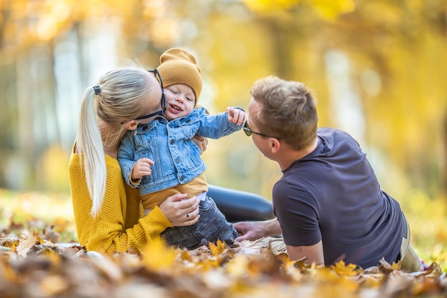 Compartiendo amor y tiempo juntos por una familia joven en un día de otoño.