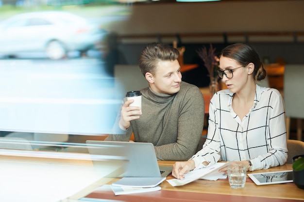 Compartiendo ideas en la cafetería.