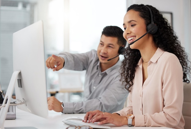 Foto compartilhando conselhos sobre como melhorar seus serviços foto de dois agentes de call center trabalhando juntos em um computador em um escritório