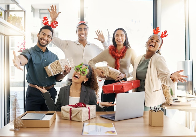 Compartilhando o espírito de Natal Foto de um grupo de empresários comemorando durante uma festa de Natal no trabalho