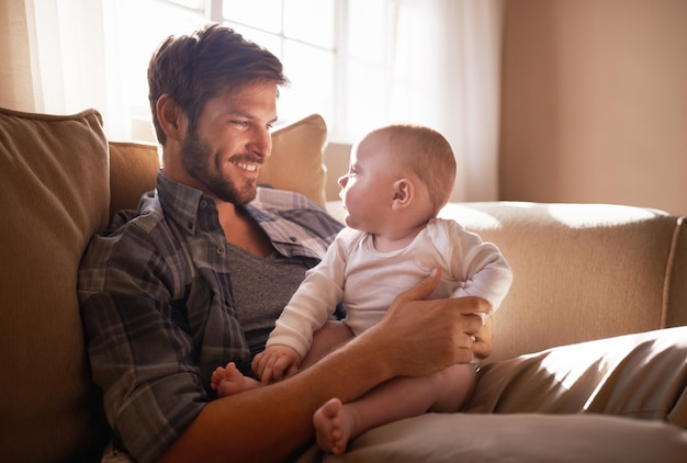 Compartilhando um sorriso com o pai foto recortada de um pai carinhoso se relacionando com sua filha em casa