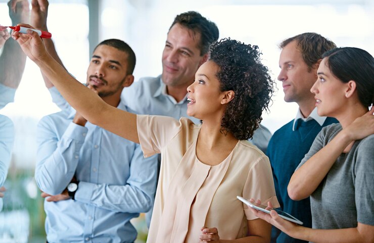 Foto compartilhando uma visão de sucesso foto de um grupo diversificado de colegas de trabalho fazendo brainstorming no escritório