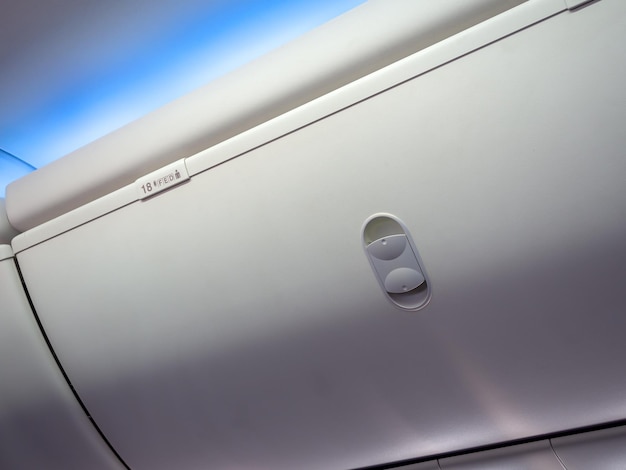 Compartimiento de equipaje de mano en clase económica de cabina en el avión comercial de bajo costo