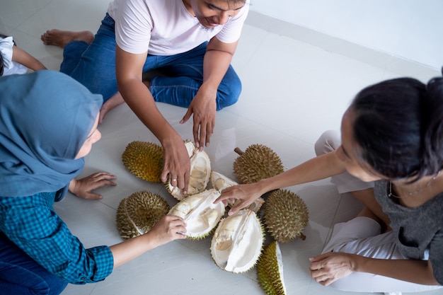 Compartir amigos y comer frutas durian