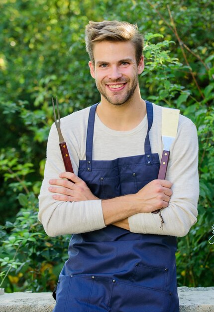 Compartir buenos momentos Herramientas para asar carne al aire libre Excursión familiar de fin de semana Picnic de verano utensilios de cocina de picnic Fiesta al aire libre fin de semana hombre barbacoa parrilla Concepto culinario Chef cocinando comida barbacoa