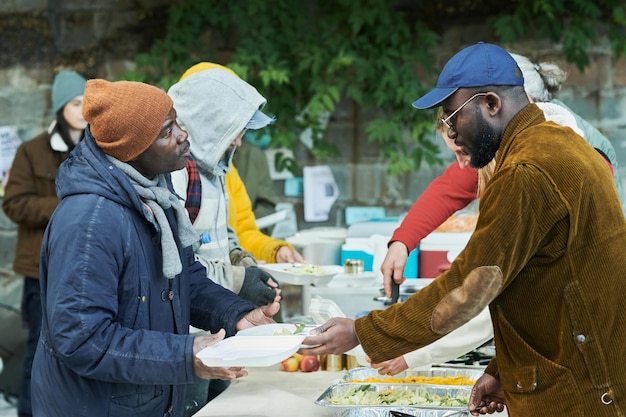 Compartir comida con las personas sin hogar