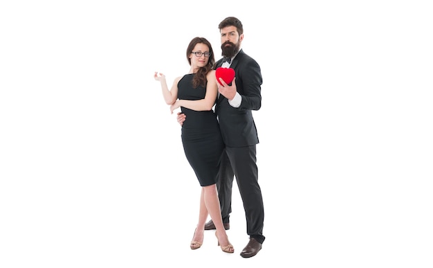 Compartir sentimientos sinceros Concepto de amor verdadero Pareja feliz enamorada traje formal vestido negro fondo blanco Hacerla feliz Feliz día de San Valentín Hipster dando corazón rojo símbolo de amor Felices juntos