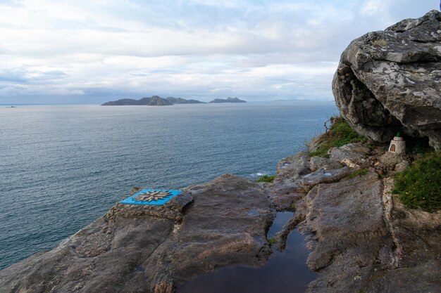 Foto compass rose em um penhasco em monteferro - nigran com as ilhas cies ao fundo