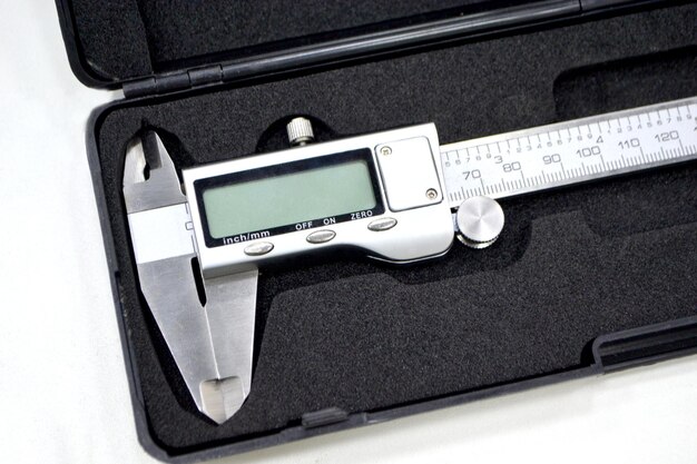 Compasso de calibre eletrônico digital em caixa preta de plástico isolada em fundo branco closeup enginee