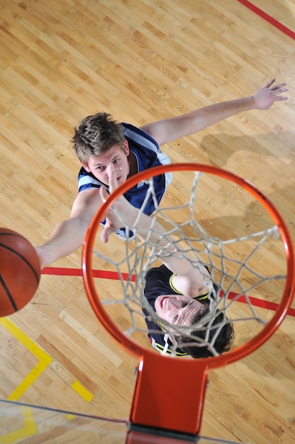 competição cencept com pessoas que jogam basquete no ginásio da escola