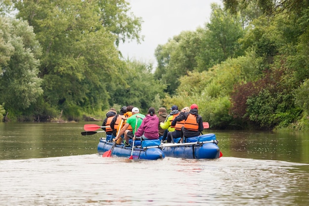 Competición de equipos en catamaranes en el río rafting