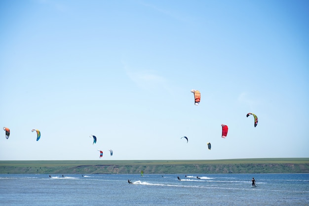 Competición de kitesurf, muchas cometas en el cielo