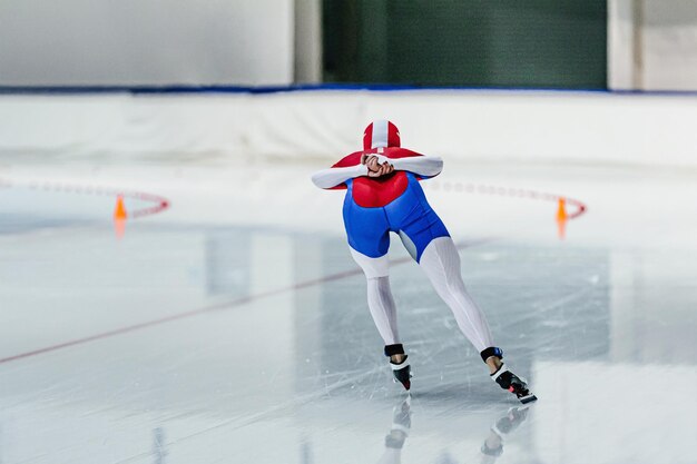 Competición de patinaje de velocidad de patinadora de espalda femenina