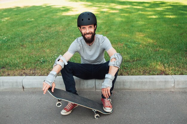 Competición de skaters, breve descanso con skate. Desafío deportivo extremo y equipo de campeones. Listo para la aventura