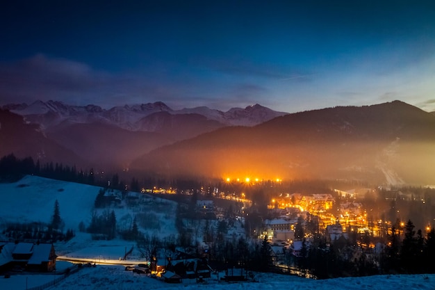 Competiciones de esquí en invierno en Zakopane al atardecer Polonia