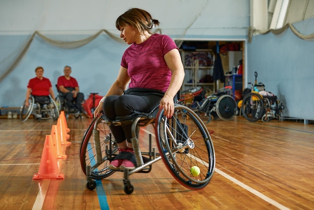 Foto competiciones de personas en silla de ruedas en el sport holl