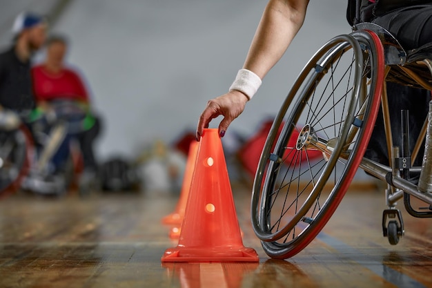 Foto competiciones de personas en silla de ruedas en el sport holl