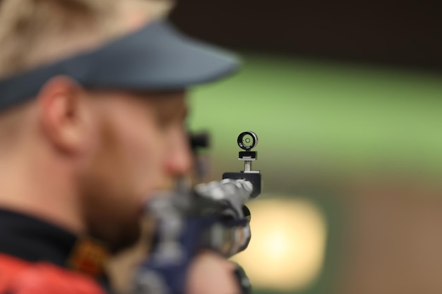 Foto competições de tiro com rifle entre homens nitidez ao mirar o rifle