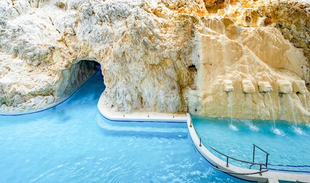 Complejo de baños de cuevas Barlangfurdo un complejo de baños termales en una cueva natural en Miskolctapolca, que forma parte de la ciudad de Miskolc Hungría