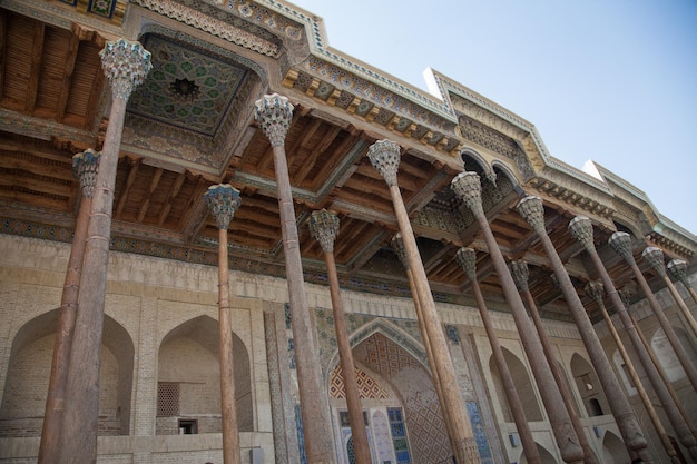 Complejo BoloHouse con columnas de madera tallada en Bukhara en Uzbekistán