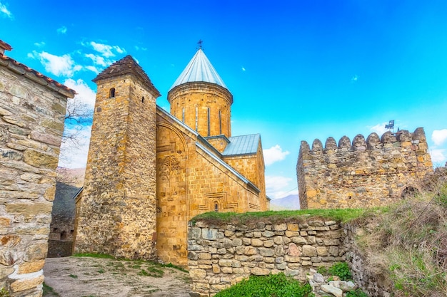 Complejo del castillo de Ananuri en el río Aragvi en Georgia